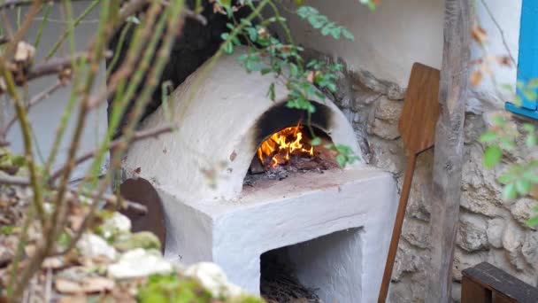 No pátio oriental, um fogo queima em um fogão medieval. Furun. Pedra do coração — Vídeo de Stock