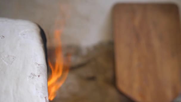Na východním nádvoří hoří ve středověkých kamnech oheň. Tandoor. close-up — Stock video