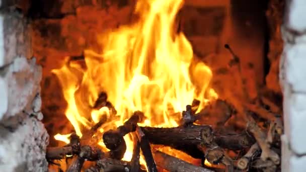 Nel cortile orientale, un fuoco brucia in una stufa medievale. Pietra del cuore. primo piano — Video Stock