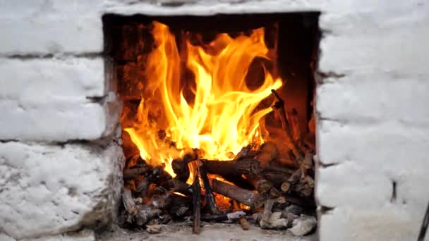 In oriental courtyard, a fire burns in a medieval stove. Hearthstone. close-up — Stock Video