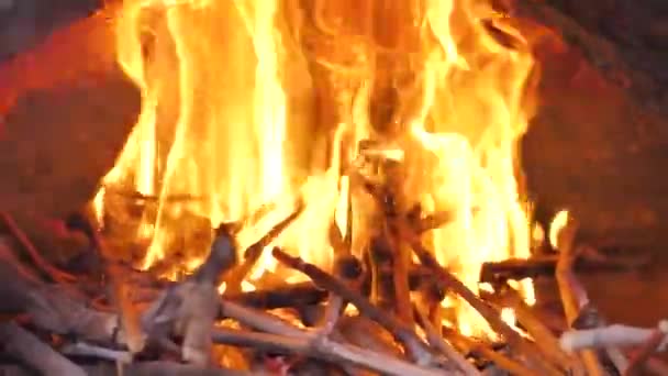 Na orientálním nádvoří hoří ve středověkých kamnech oheň. Kamenný krb. close-up — Stock video