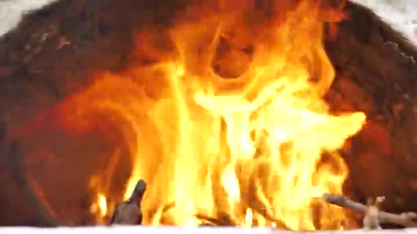 東洋の中庭では、火は中世のストーブの中で燃えます。ハースストーンだ。閉鎖 — ストック動画