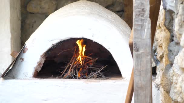 Na orientálním nádvoří hoří ve středověkých kamnech oheň. Kamenný krb. close-up — Stock video
