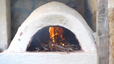 Doğu avlusunda, ortaçağ fırınında bir ateş yanıyor. Taş kalpli. yakın plan