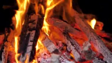 Doğu avlusunda, ortaçağ fırınında bir ateş yanıyor. Tandoor. yakın plan