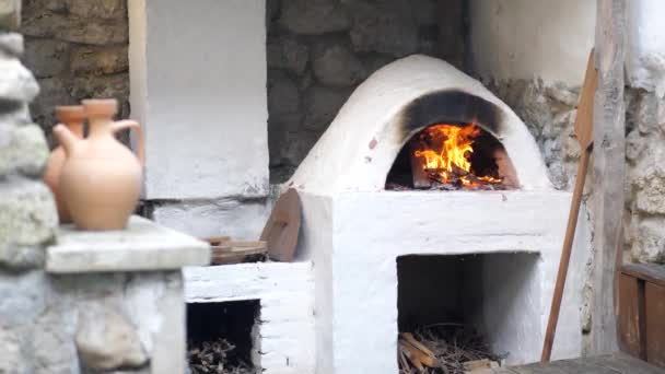 Nel cortile orientale, un fuoco brucia in una stufa medievale. Furun. Pietra del focolare — Video Stock