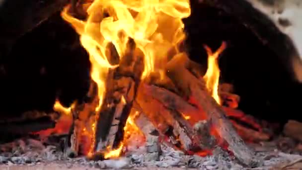 Op de oosterse binnenplaats brandt een vuur in een middeleeuws fornuis. Een tandoor. close-up — Stockvideo