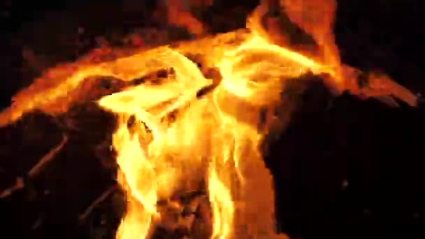 Στην ανατολική αυλή, μια φωτιά καίει σε μια μεσαιωνική σόμπα. Ταντόρ. κοντινό πλάνο — Αρχείο Βίντεο