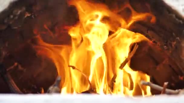 In oriental courtyard, a fire burns in a medieval stove. Hearthstone. close-up — Stock Video