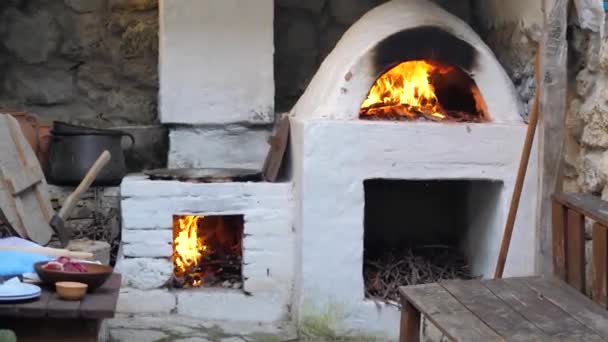 Dans la cour orientale, un feu brûle dans un foyer médiéval. Tandoor 