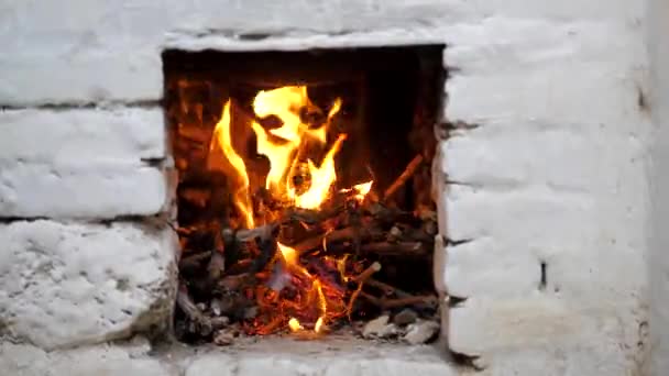 Op de oosterse binnenplaats brandt een vuur in een middeleeuws fornuis. Een tandoor. close-up — Stockvideo