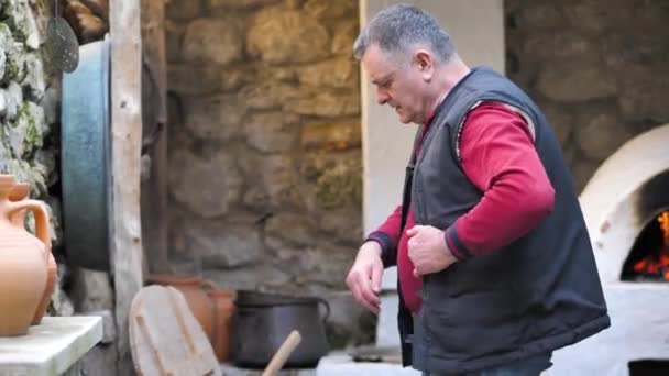 Кухар бере ніж з піхви і готується вирізати м'ясо — стокове відео