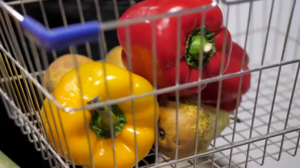 Klient wybiera warzywa i owoce do koszyka w supermarkecie — Wideo stockowe