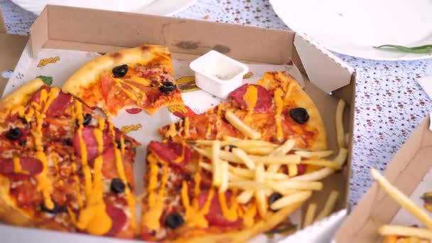 Donáška pizzy. děti namáčejí hranolky do bílé omáčky — Stock video