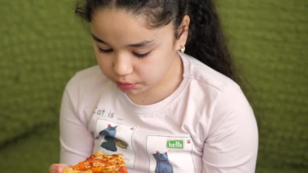 La chica con el pelo rizado oscuro está comiendo una pizza Margarita — Vídeos de Stock