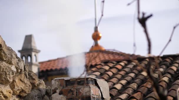 A shingle roof over a medieval hearth, from the chimney smoke coming — Stock Video