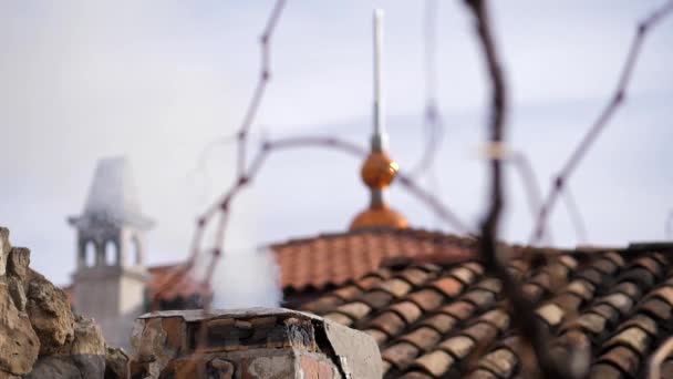 Un techo de tejas sobre un hogar medieval, del humo de la chimenea que viene — Vídeos de Stock