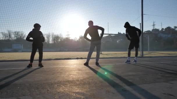 El calentamiento - el aumento de los deportistas jóvenes antes del entrenamiento. fitness matutino — Vídeos de Stock