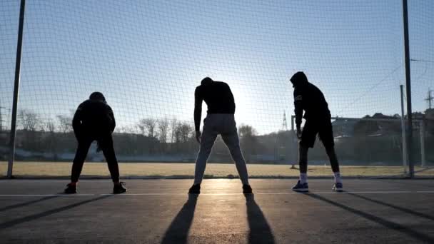 El calentamiento - el aumento de los deportistas jóvenes antes del entrenamiento. fitness matutino — Vídeos de Stock