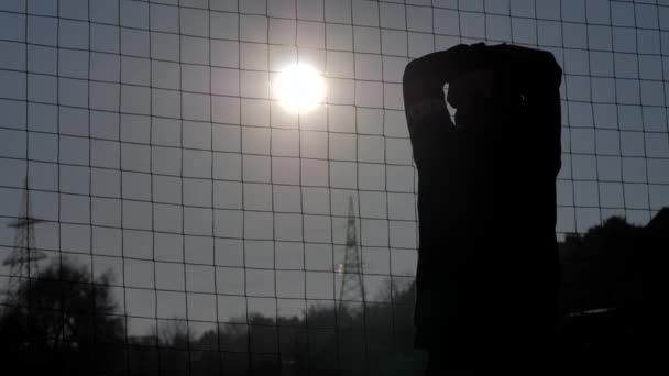 Un tânăr într-un hanorac face o încălzire înainte de antrenament. fitness — Videoclip de stoc