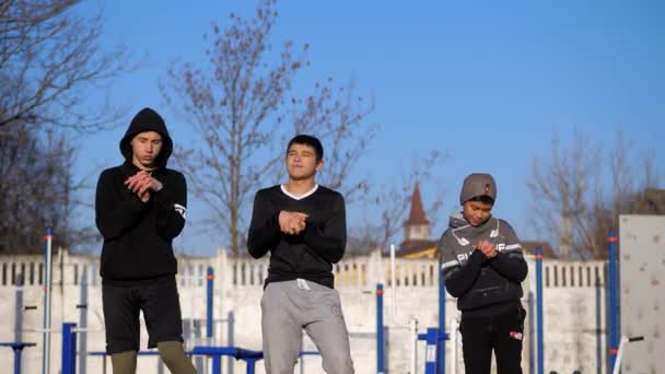 Varm - upp av unga idrottare innan träning. morgonkondition — Stockvideo