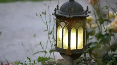 Doğu tarzında yeşil bir avluda fener yanığı.
