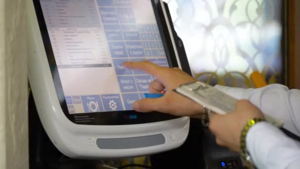 De ober krijgt rekening op de mobiele terminal van de ober. — Stockvideo