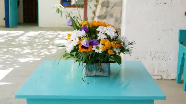 Цветы в вазе. Молодая девушка подошла и повернула вазу с цветами — стоковое видео