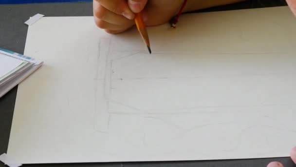 Les enfants apprennent à dessiner. fille fait un croquis du futur dessin 