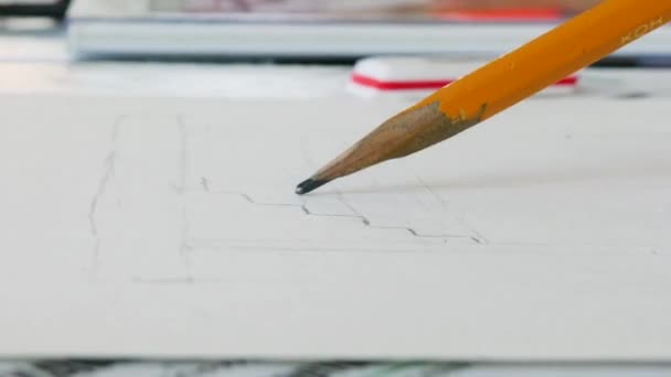 Les enfants apprennent à dessiner. fille fait un croquis du futur dessin — Video