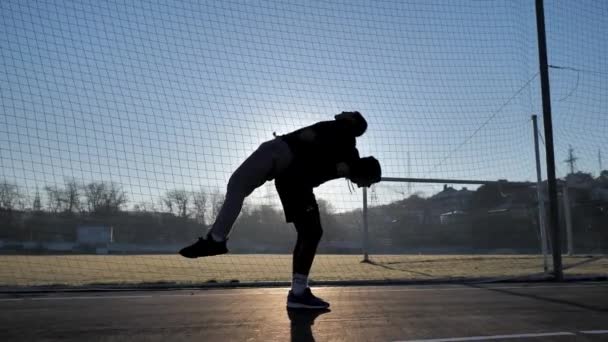 Aufwärmen der jungen Athleten vor dem Training. Morgenfitness — Stockvideo