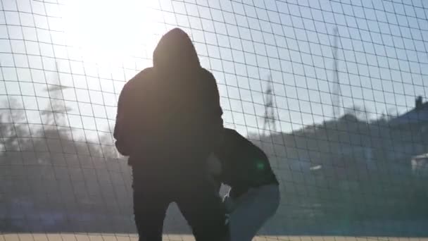 Le matin, sur le terrain de sport, les jeunes athlètes montrent des techniques de lutte — Video