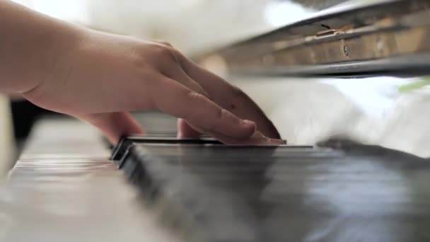 A rapariga está a tocar piano. mãos de perto. tecla piano — Vídeo de Stock