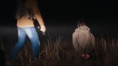 Geceleri, bilinmeyen biri diğerini silahla öldürüyor..