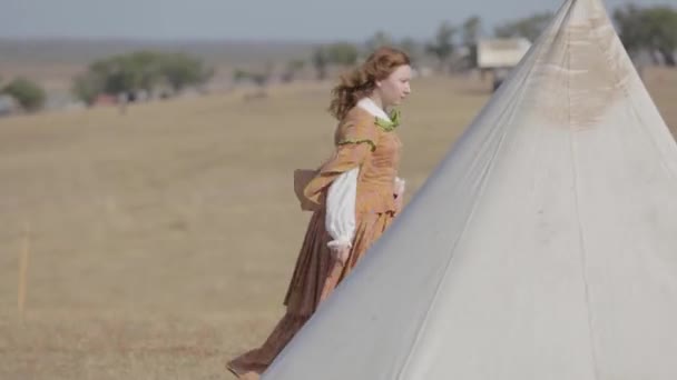 Mädchen in einem Kleid aus dem 19. Jahrhundert. Nachstellung des Krimkrieges — Stockvideo