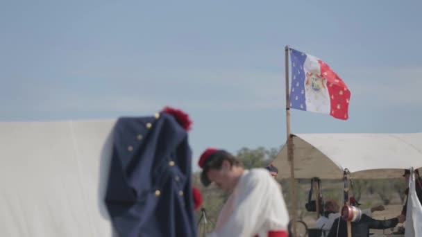 La bandera del Imperio Francés. Campamento militar. Guerra de Crimea. Representación de escenas — Vídeo de stock