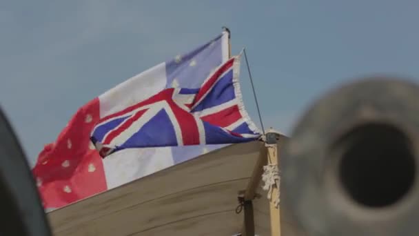 La bandera del Imperio Francés y la bandera del Reino Unido. Campamento militar . — Vídeo de stock
