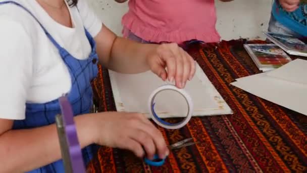 Kinderen leren tekenen. Ze bereiden een tekenles voor. — Stockvideo