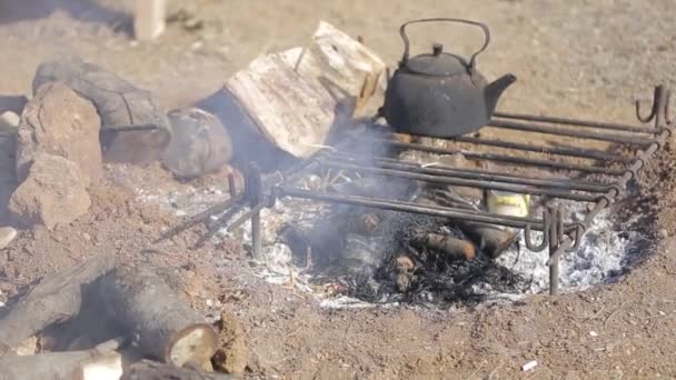 Ένας βραστήρας ζεσταίνεται σε μια φωτιά. Στρατιωτικό στρατόπεδο. Κριμαϊκός πόλεμος. — Αρχείο Βίντεο