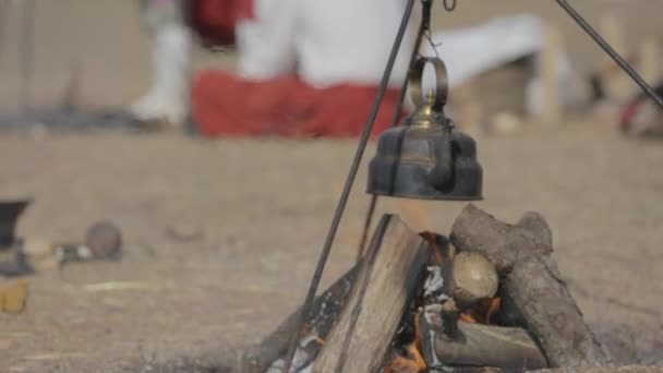 Les zouaves français. une bouilloire se réchauffe sur un feu. Camp militaire. Guerre de Crimée . — Video