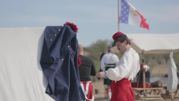 Campamento militar. Soldado francés se viste . — Vídeos de Stock