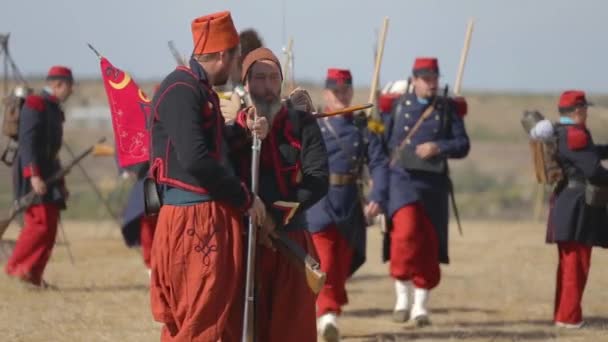 Os Zouaves. Formação tática de soldados turcos e franceses. a guerra da Crimeia — Vídeo de Stock