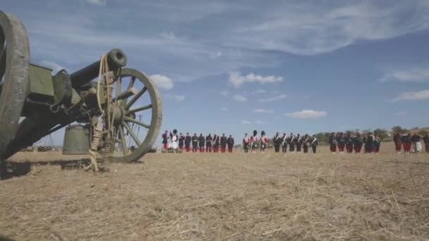 Egy ágyú. Taktikai formáció franch, angol katonák. a krími háború — Stock videók