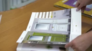 Orta yaşlı bir kadın banyoda bir dolap seçiyor..