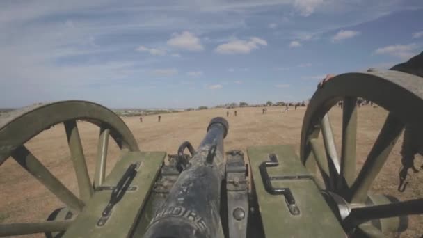 Het kanon. Krymskie oorlog. Het naspelen van scènes van de Krimoorlog. — Stockvideo