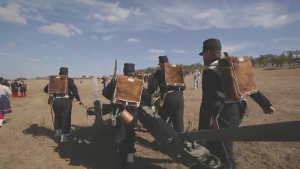 Franse soldaten trekken het kanon. Krymskie oorlog — Stockvideo
