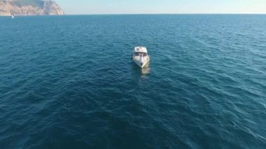 Tekne düğünü. Sakin mavi su. Güneşli bir yaz günü. mavi deniz