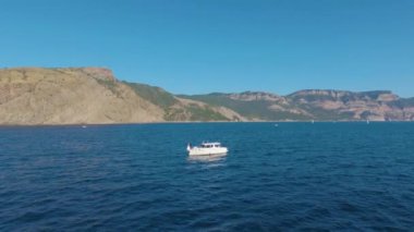Tekne düğünü. Sakin mavi su. Güneşli bir yaz günü. mavi deniz.