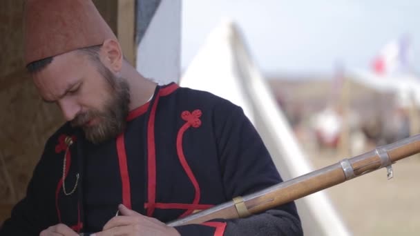 Der türkische Soldat hält eine Schrotflinte. der Krimkrieg — Stockvideo