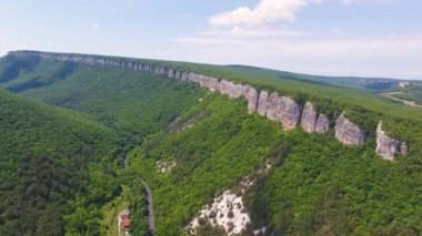 Antik uçurumların üzerinde uçan bir hava videosu. Mavi gökyüzü. orman